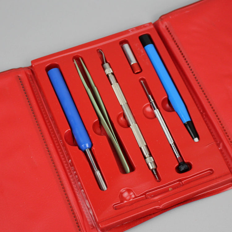 Etic tool set parts and tools on the slots. Screwdriver, springbar tool.