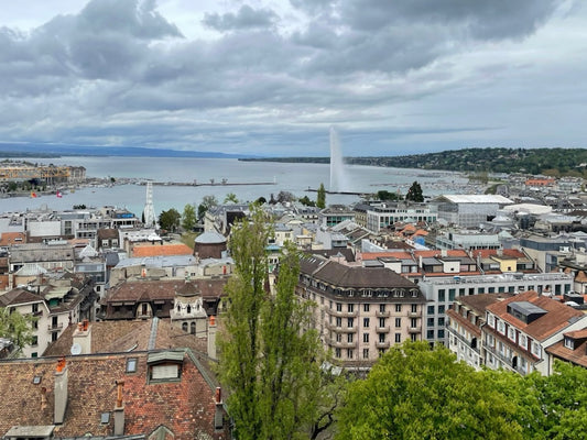 Näkymä St. Pierren katedraalin tornista vanhankaupungin yli Genevenjärvelle.